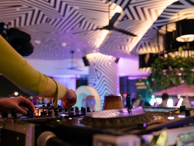 LIVE DJ'S